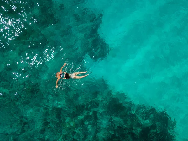 Δύο Άνθρωποι Είναι Snorkeling Πράσινο Τροπικό Νερό Μαζί Πουλιά Άποψη — Φωτογραφία Αρχείου