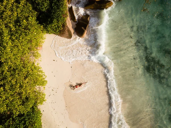 Hermosa Mujer Bikini Rojo Disfruta Las Vacaciones Playa Tropical Aves —  Fotos de Stock