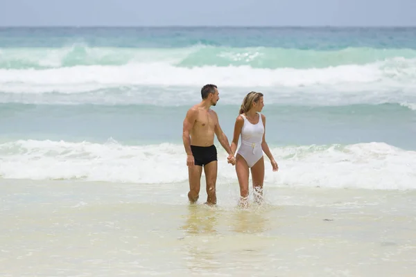 Casal Amante Desfrutar Suas Férias Praia Tropical Juntos Água Azul — Fotografia de Stock