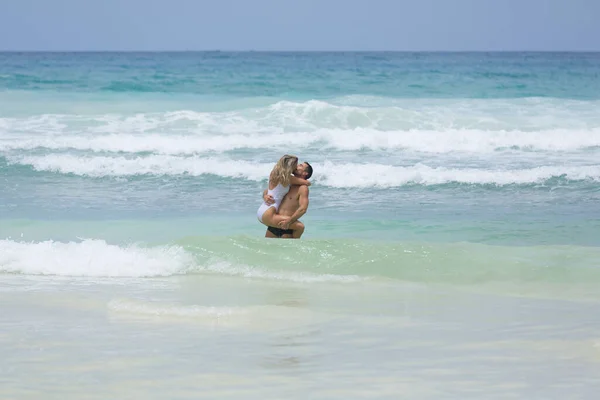 Feliz Momento Férias Casal Amante Jogar Juntos Desfrutar Mar Tropical — Fotografia de Stock