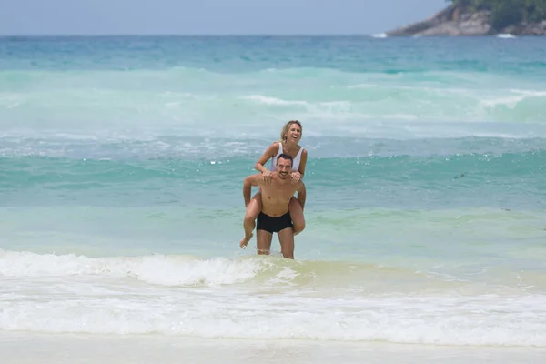 Feliz Momento Férias Casal Amante Jogar Juntos Desfrutar Mar Tropical — Fotografia de Stock