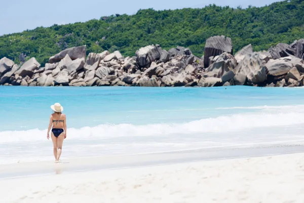 Trópusi Strand Türkiz Kék Víz Hatalmas Sziklákkal Körülvéve Egy Sétáló — Stock Fotó