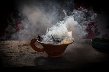 Kil Kupası ile baharat sokakta ahşap masa üzerinde görülür. Natürmort siyah arka plan, Nepal.