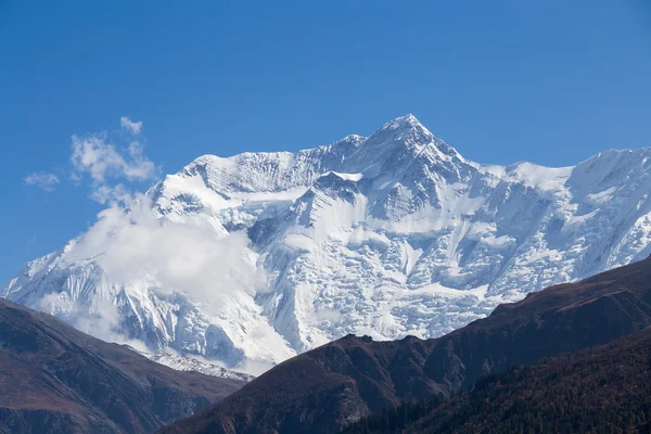 Majestueux sommets montagneux en Himalaya montagnes au Népal — Photo