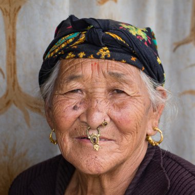 Portre yaşlı kadınlar geleneksel elbise sokak Katmandu, Nepal