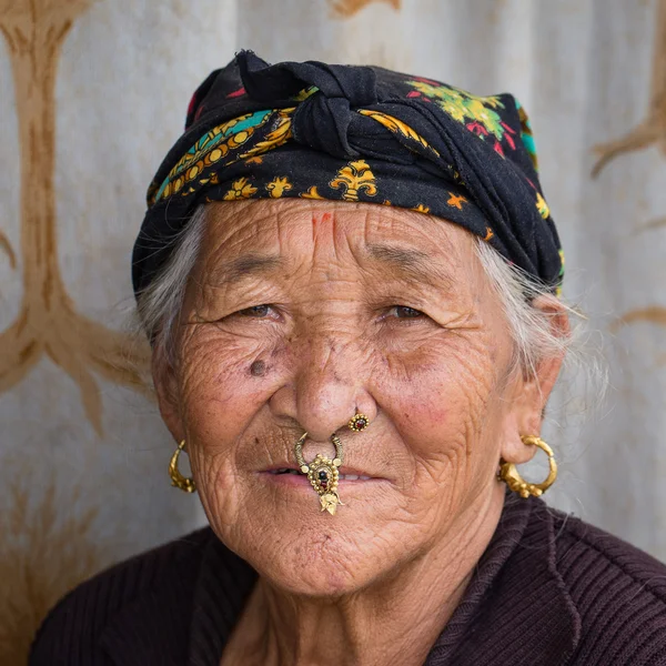 通りカトマンズ、ネパールの伝統的なドレスの肖像歳の女性 — ストック写真