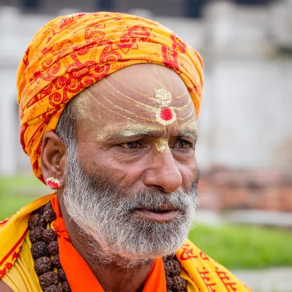 Retrato de Shaiva sadhu, hombre santo en el templo de Pashupatinath, Katmandú. Nepal — Foto de Stock