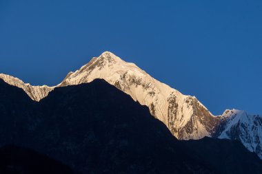 Görkemli dağ zirveleri Nepal Himalayalar dağlarda