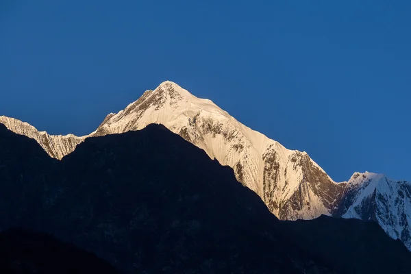 Majestic mountain peaks in Himalayas mountains in Nepal — Stock Photo, Image