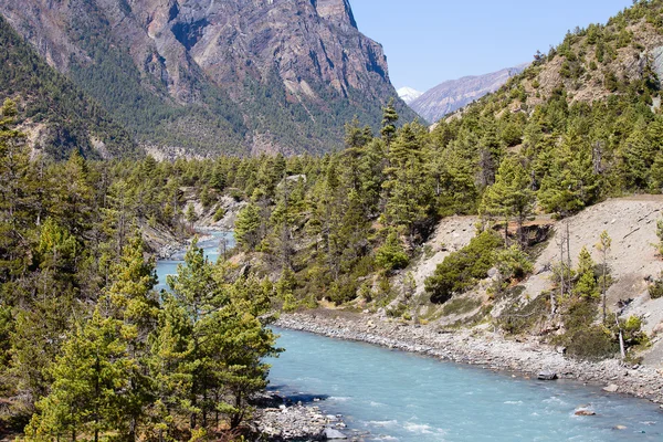 雄伟的景观和尼泊尔的喜马拉雅山脉的蓝色河流 — 图库照片
