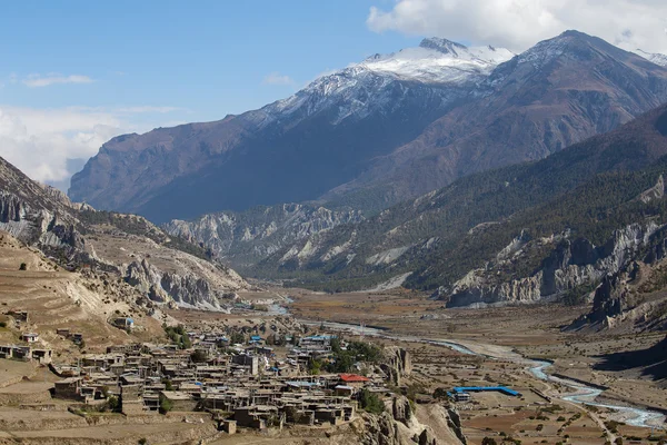 Pueblo tradicional de piedra construida de Manang. Montañas al fondo. Zona de Annapurna, Himalaya, Nepal — Foto de Stock