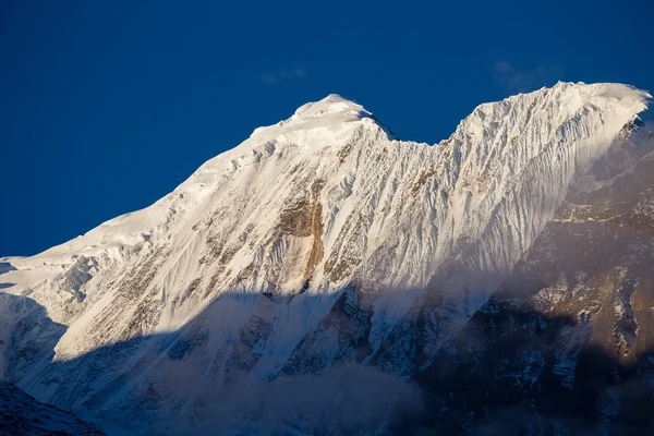 Majestatyczne górskie szczyty w górach Himalajach Nepalu — Zdjęcie stockowe