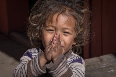 Portre genç kız sokakta, Nepal katlanmış ellerle. Yakın çekim