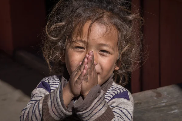 Porträt eines jungen Mädchens mit gefalteten Händen auf der Straße, nepal. Nahaufnahme — Stockfoto