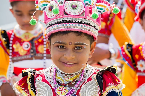 Portret jonge jongen die betrokken zijn bij het festival Katina die volgens het boeddhistische cultuur in volle maan dag gehouden. Sri Lanka — Stockfoto