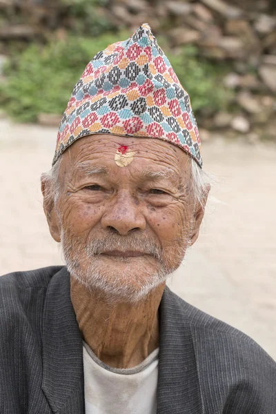 Portret stary człowiek w tradycyjnych strojach w ulicy Katmandu, Nepal — Zdjęcie stockowe