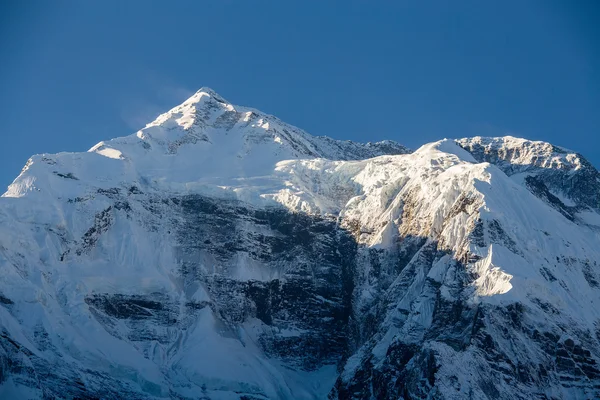Majestatyczne górskie szczyty w górach Himalajach Nepalu — Zdjęcie stockowe