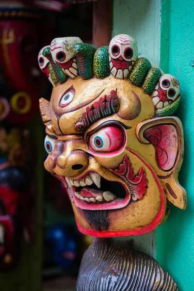 Máscaras de madera de colores y artesanías a la venta en la tienda en el distrito de Thamel de Katmandú, Nepal . — Foto de Stock