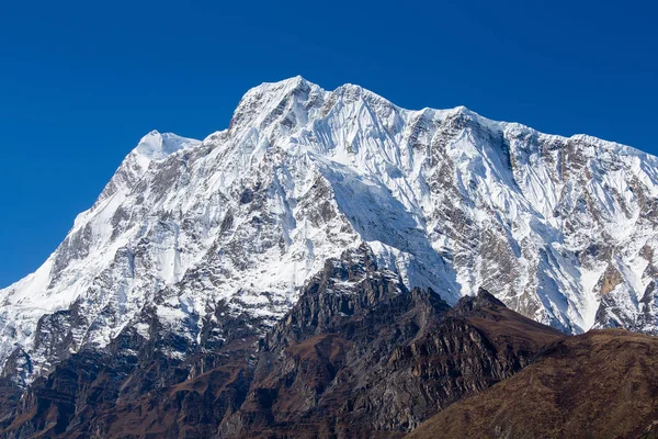 Majestatyczne górskie szczyty w górach Himalajach Nepalu — Zdjęcie stockowe