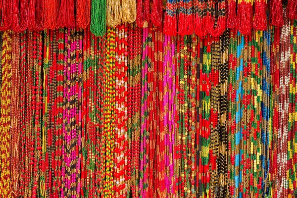 Ασιατικές χειροποίητα σκέλη πολύχρωμες χάντρες βιοτεχνία εξωτερική αγορά στην Κατμαντού, Νεπάλ. — Φωτογραφία Αρχείου
