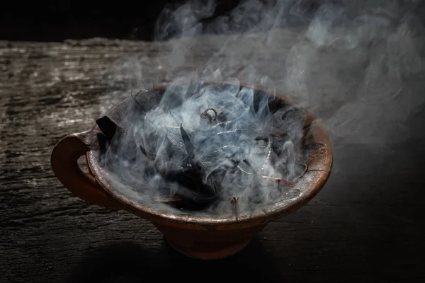 Copo de barro fumegante com especiarias na mesa de madeira na rua. Natureza morta fundo preto, Nepal . — Fotografia de Stock