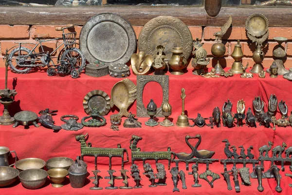 Μεταλλικά αναμνηστικά στην αγορά στο Κατμαντού, Νεπάλ — Φωτογραφία Αρχείου