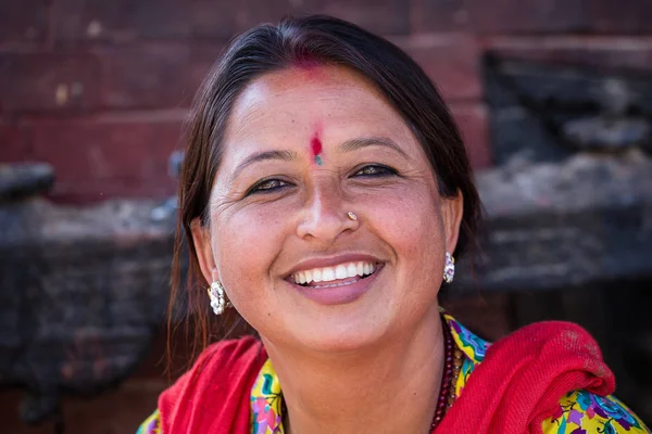 Porträt alter Frauen in traditioneller Kleidung in der Straße Kathmandu, Nepal — Stockfoto