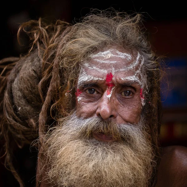 Portret Shaiva sadhu, święty człowiek w Pashupatinath świątyni, Katmandu. Nepal — Zdjęcie stockowe