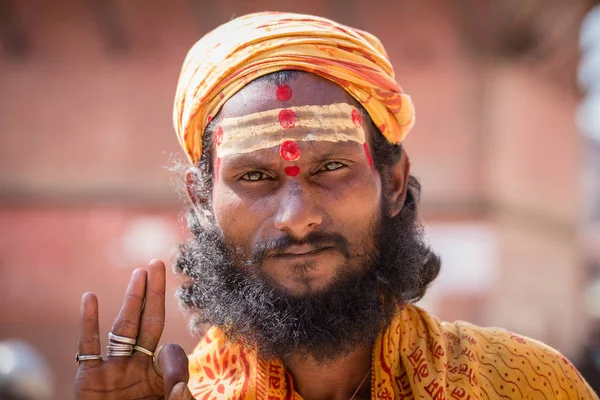 Retrato de Shaiva sadhu, hombre santo en el templo de Pashupatinath, Katmandú. Nepal —  Fotos de Stock