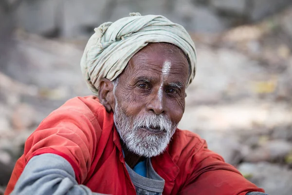 Potret Shaiva sadhu, orang suci di Kuil Pashupatinath, Kathmandu. Nepal — Stok Foto