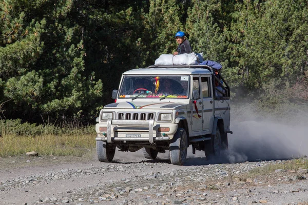 Mensen proberen te bereiken van hun bestemming, rijden via de bergweg op Annapurna trekking pad. Himalaya, Nepal — Stockfoto