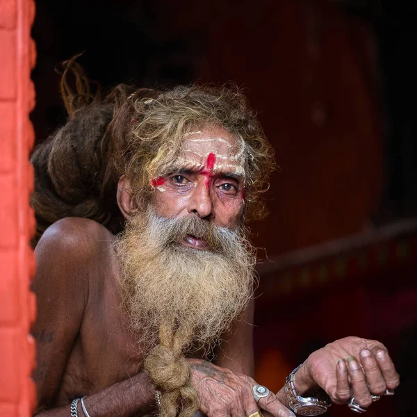 Portret Shaiva sadhu, święty człowiek w Pashupatinath świątyni, Katmandu. Nepal — Zdjęcie stockowe