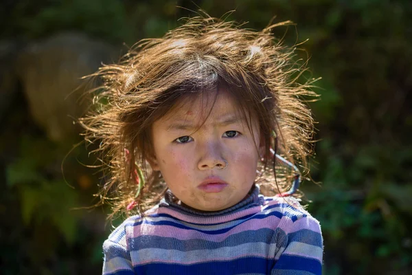 Portrait enfant nepali dans la rue dans le village himalayen, Népal — Photo