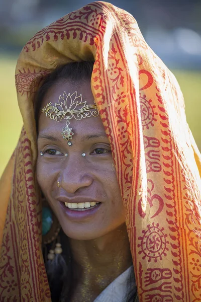 Transexual Sirena Sabiha dançando com um fã ao amanhecer em Pokhara, Nepal. nasceu nas Filipinas — Fotografia de Stock