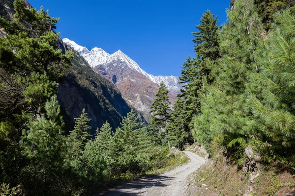 Majestuosas cumbres montañosas en las montañas del Himalaya en Nepal —  Fotos de Stock