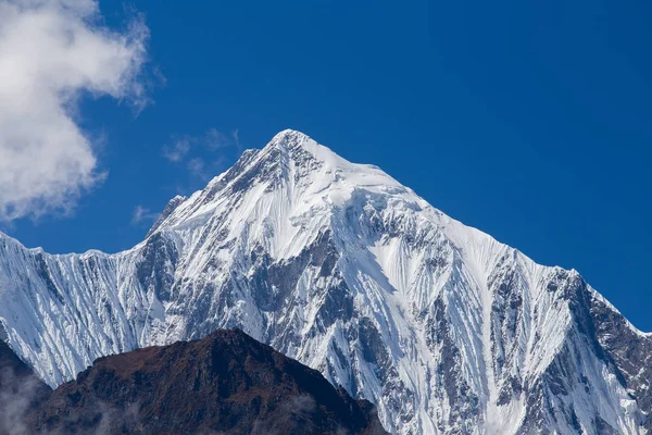 Majestátní horské vrcholy v pohoří Himaláje v Nepálu — Stock fotografie