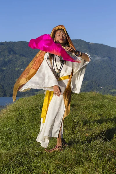 Shemale Sirena Sabiha dancing with a fan at dawn in Pokhara, Nepal.  was born in the Philippines — Stock Photo, Image