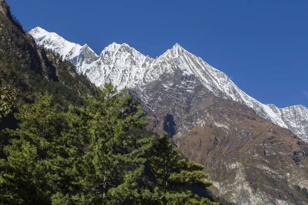 Majestuosas cumbres montañosas en las montañas del Himalaya en Nepal — Foto de Stock