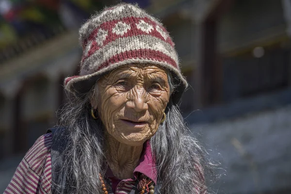 Portret staruszki w miejscowości Himalaje, Nepal — Zdjęcie stockowe