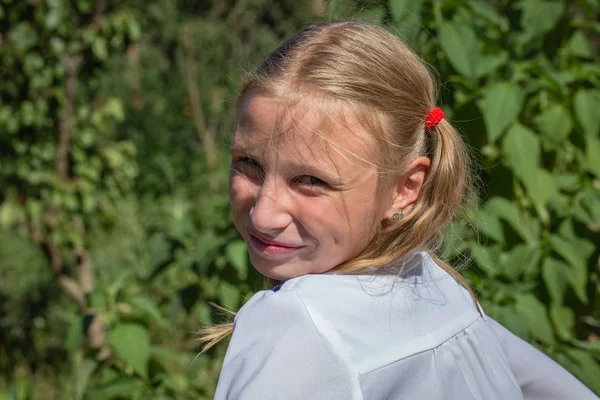 Hermosa joven al aire libre, retrato de los niños de cerca —  Fotos de Stock