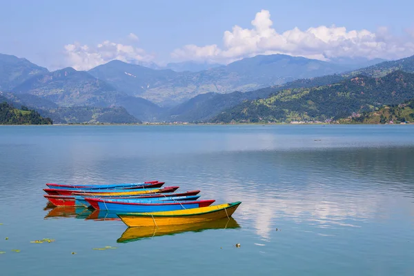 Lago Phewa a Pokhara, Nepal, con le montagne himalayane — Foto Stock