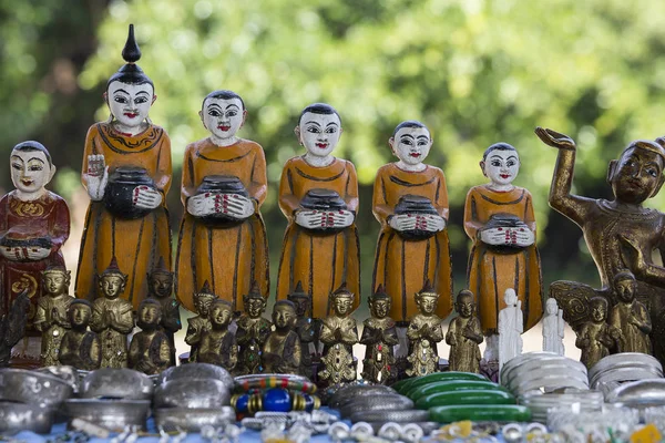 Hand-made souvenirs on the counter of the market. Inle Lake. Myanmar — Stock Photo, Image