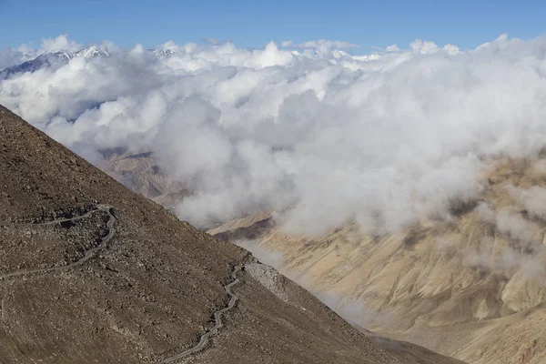 Himalayan mountain and white cloud along Manali - Leh highway. Himachal Pradesh, Ladakh, India — Stock Photo, Image