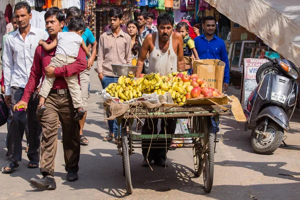 Ινδική άνθρωπος πουλάει φρούτα στην οδό του Pushkar, Ινδία — Φωτογραφία Αρχείου