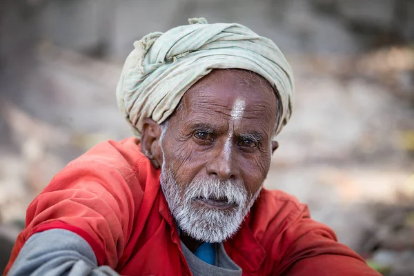 Portrait of Shaiva sadhu, holy man in Pashupatinath Temple, Kathmandu. Nepal — Stock Photo, Image