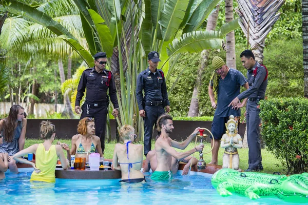 Dolunay partiden önce özel bir villa sırasını denetlemek için polis geldi. Adası Koh Samui, Tayland — Stok fotoğraf