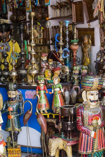 Hand-made souvenirs on the counter of the market in Pushkar, India — Stock Photo, Image