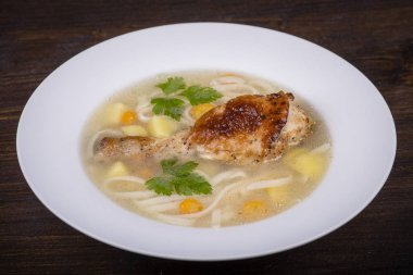 tavuk çorbası erişte ve sebze ile