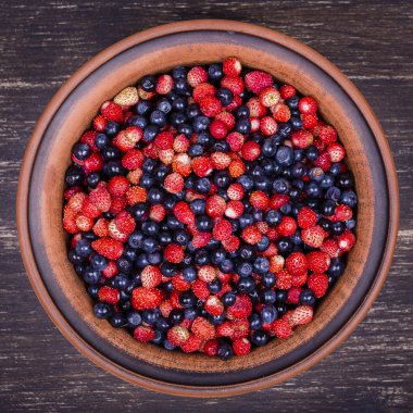 Taze çilek ve yaban mersini, yaban berry.