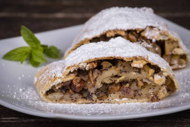 dilim bir plaka üzerinde bir elma strudel